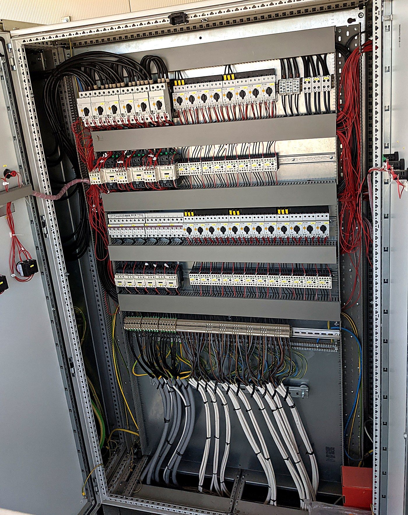Saját kivitelezésű elektromos kapcsolószekrény belseje